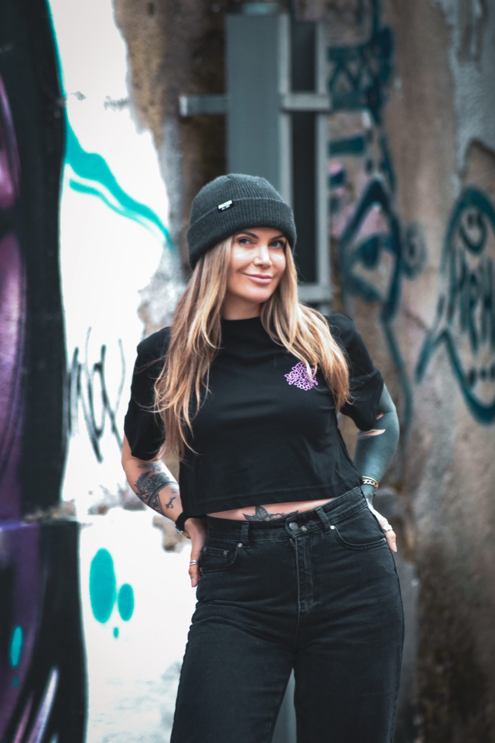 Girls Shred Crop Top T-Shirt schwarz - Design by Jannaluna.Tattoo – Bild 3