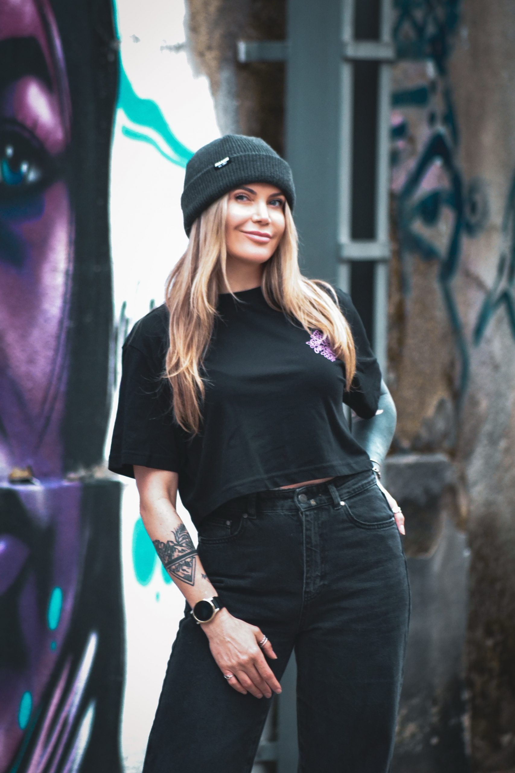 Girls Shred Crop Top T-Shirt schwarz - Design by Jannaluna.Tattoo – Bild 2