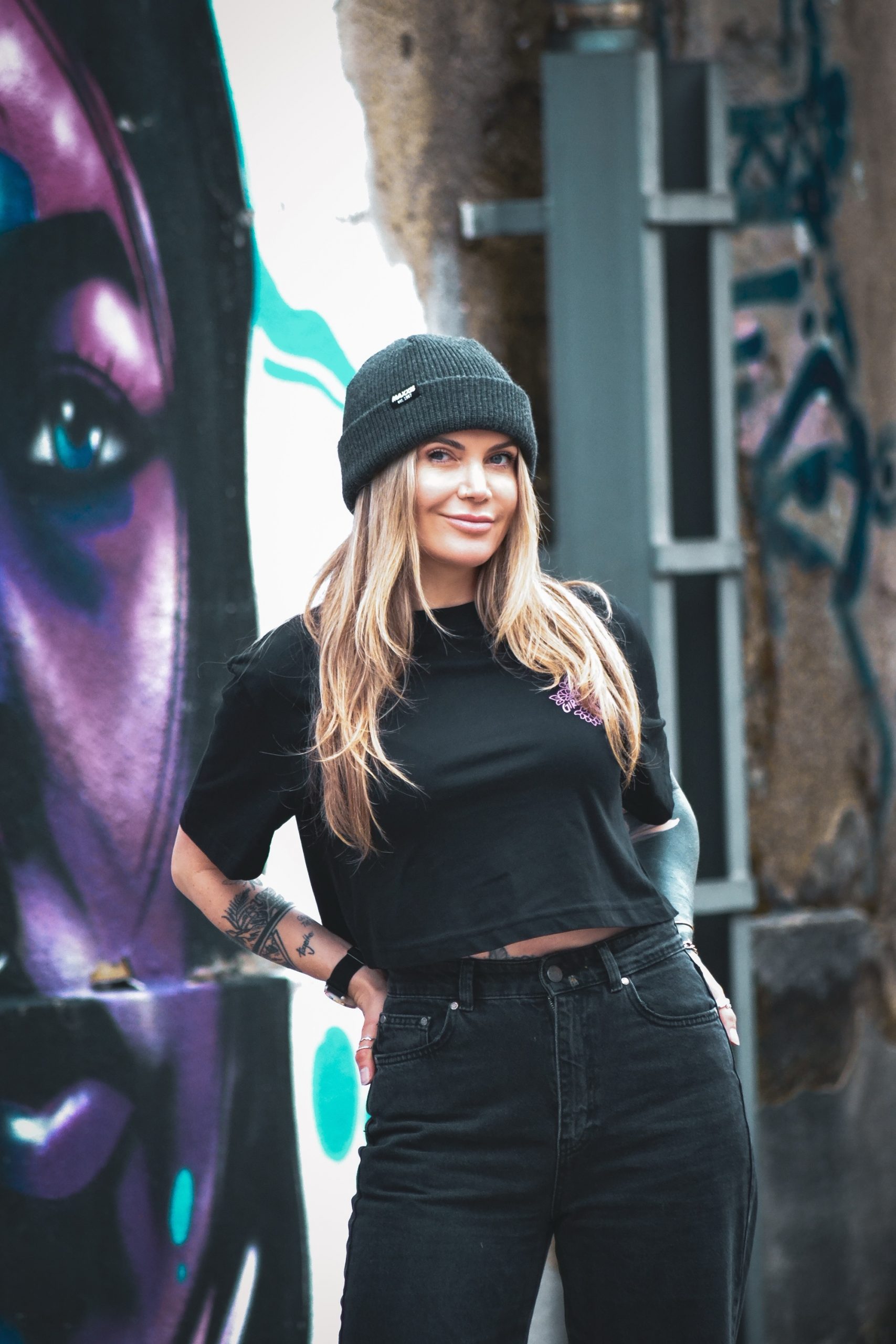 Girls Shred Crop Top T-Shirt schwarz - Design by Jannaluna.Tattoo