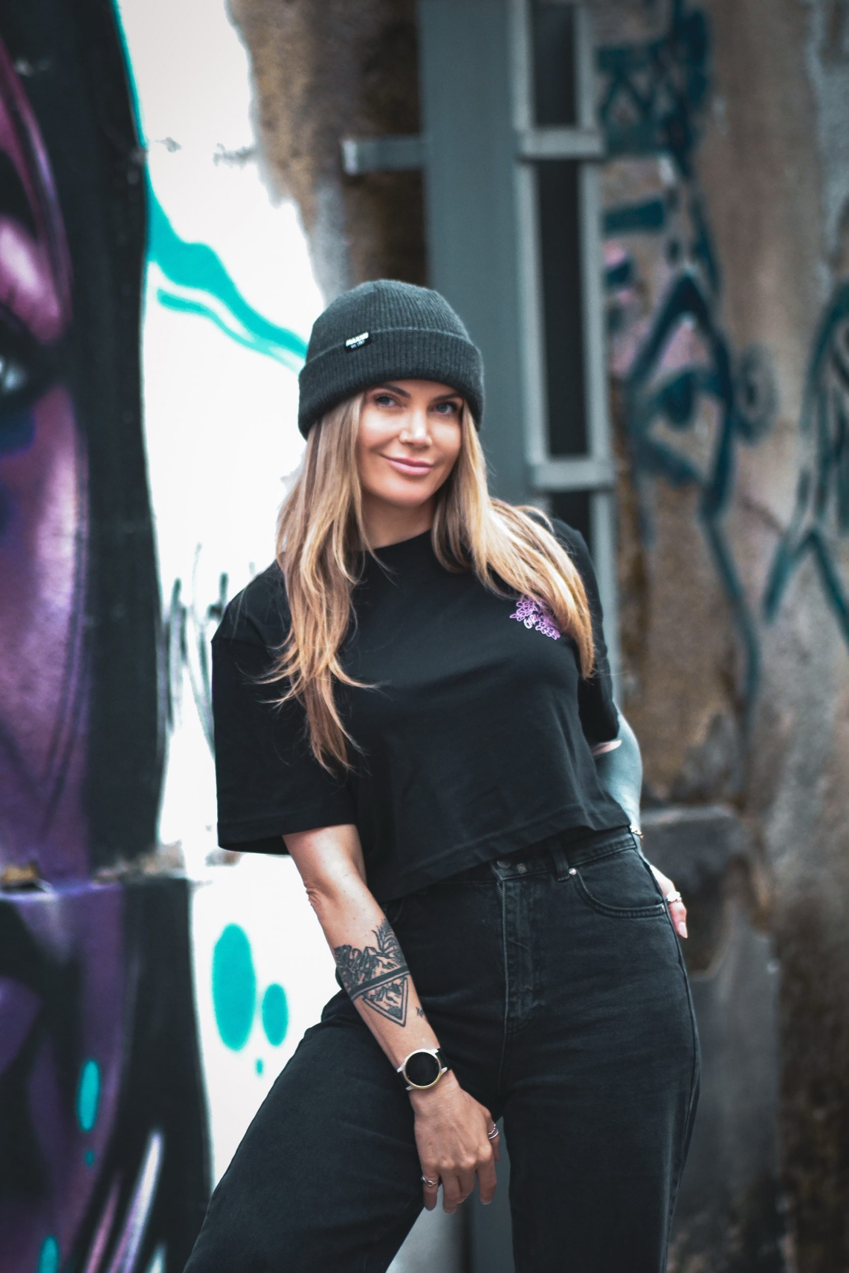 Girls Shred Crop Top T-Shirt schwarz - Design by Jannaluna.Tattoo – Bild 4